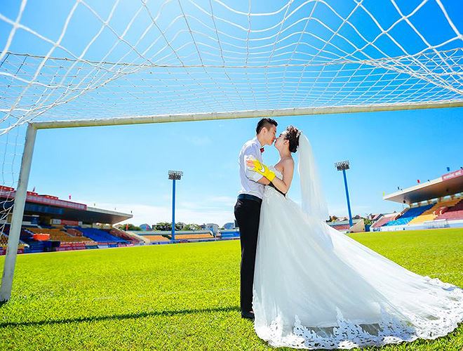 Chụp ảnh cưới tại sân bóng